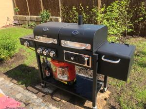 Ein für Gäste verfügbarer Grill in der Ferienwohnung
