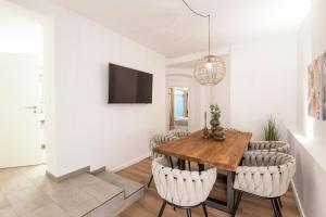 a dining room with a table and chairs at B49 - City & Messe Apartment in Cologne