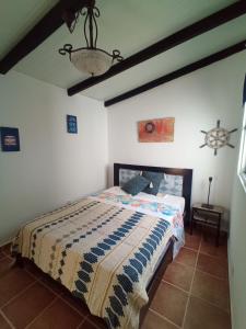 1 dormitorio con 1 cama en una habitación con techo en O Mundo da Lua, en Azeitão