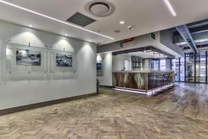 ケープタウンにあるForeshore place 1510 one bedroom apartmentの白い壁とウッドフロアの広い客室です。