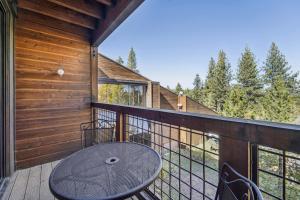 Μπαλκόνι ή βεράντα στο On-Site Skiing Truckee Studio with Balcony