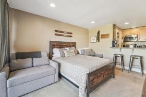 Η κουζίνα ή μικρή κουζίνα στο On-Site Skiing Truckee Studio with Balcony