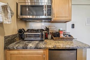 Η κουζίνα ή μικρή κουζίνα στο On-Site Skiing Truckee Studio with Balcony