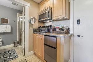Η κουζίνα ή μικρή κουζίνα στο On-Site Skiing Truckee Studio with Balcony