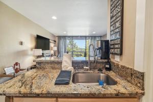 Η κουζίνα ή μικρή κουζίνα στο On-Site Skiing Truckee Studio with Balcony