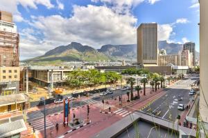 ケープタウンにあるForeshore place 1510 one bedroom apartmentの山を背景にした都市