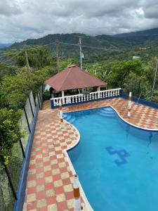 una foto di una piscina in un resort di Villa Leibrajo a Sasaima