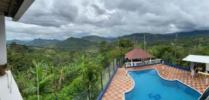 a resort swimming pool with a view of the mountains at Villa Leibrajo in Sasaima