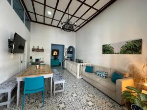 un soggiorno con divano e tavolo di El Barrio Hostal a Cartagena de Indias