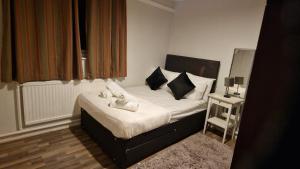 ロンドンにあるHouseのベッドルーム1室(白いシーツと枕のベッド1台付)