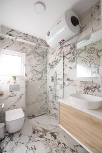 Ένα μπάνιο στο Melnaz Apartament 3