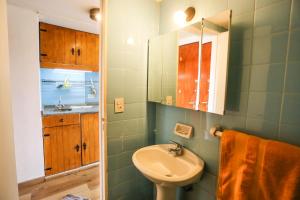 y baño con lavabo, aseo y espejo. en Center Bariloche en San Carlos de Bariloche