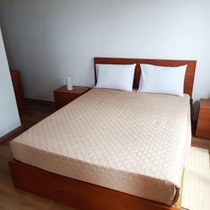 una camera da letto con un letto grande con due comodini di Casa Bela Vista Studio 1 a Ribeira Brava