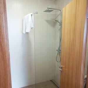 baño con cabina de ducha con puerta de cristal en Casa Bela Vista Studio 1 en Ribeira Brava