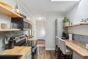 une cuisine avec une table et un comptoir dans l'établissement Pet-Friendly Kent Vacation Rental, Walk to Lake!, à Kent 16 autres photos