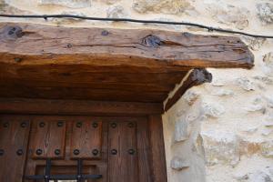 una puerta de madera en un edificio de piedra con en Casa Rural Fuente de la Plata, en Molinicos
