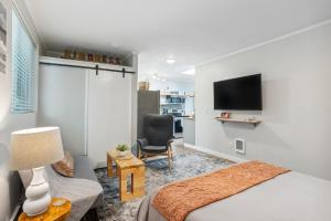 ein Schlafzimmer mit einem Bett, einem Stuhl und einem TV in der Unterkunft Pet-Friendly Kent Vacation Rental, Walk to Lake! in Kent