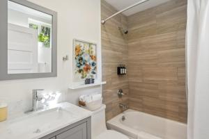 une salle de bain avec un lavabo, une baignoire et des toilettes dans l'établissement Pet-Friendly Kent Vacation Rental, Walk to Lake!, à Kent