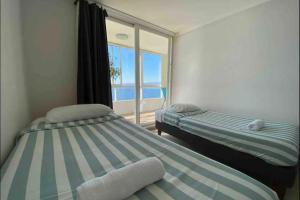 Un pat sau paturi într-o cameră la Apartamento frente al mar en Valparaiso, chile