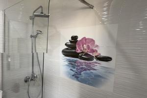 uma casa de banho com um chuveiro e uma pintura na parede em Benalmádena em Benalmádena