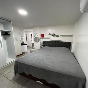 a bedroom with a large bed in a room at STUDIO 306 | WIFI 600MB | RESIDENCIAL JC, um lugar para ficar. in Belém