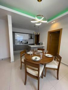 - une salle à manger avec une table et des chaises en bois dans l'établissement Moderno apartamento en Naco, à Saint-Domingue