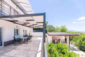 Balkón alebo terasa v ubytovaní Apartments in Povile 39105