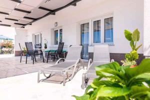 Balkón alebo terasa v ubytovaní Apartments in Povile 39105