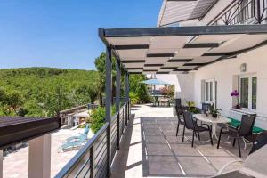 Balkón alebo terasa v ubytovaní Apartments in Povile 39105