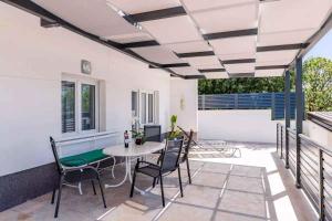 Balkón alebo terasa v ubytovaní Apartments in Povile 39105