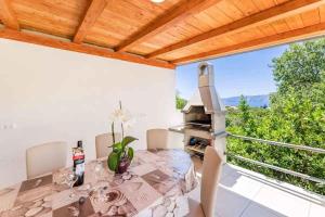 Balkón alebo terasa v ubytovaní Apartments in Povile 39105