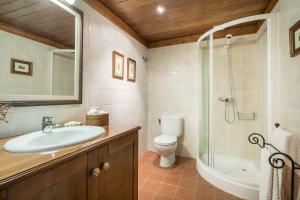 a bathroom with a sink and a toilet and a shower at Casa Aran by Totiaran in Naut Aran