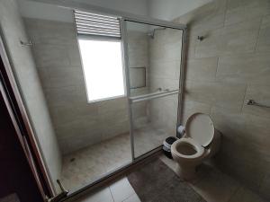 a bathroom with a shower stall with a toilet at Finca Bellavista in Ginebra