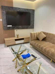 a living room with a couch and a glass table at وناسه مودرن in Riyadh