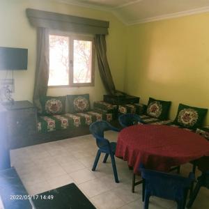- un salon avec une table et un canapé dans l'établissement HOTEL NAGJIR PLAGE, à Laâyoune