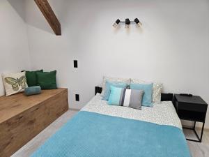 1 dormitorio con 1 cama con alfombra azul en Ottimo Apartamenty Jagiellońska en Bydgoszcz