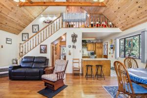 Gallery image of Peaceful Pinetop-Lakeside Cabin with 4 Decks! in Pinetop-Lakeside
