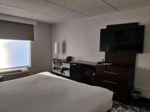 um quarto de hotel com uma cama, uma secretária e uma televisão em Best Western Atlanta Cumberland Galleria Hotel em Atlanta