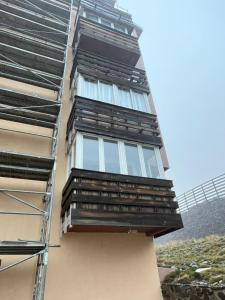 a building with a balcony with a ladder at SANT MORITZ CON GARAJE in Sierra Nevada