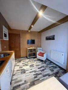 a kitchen with a room with a tile floor at SANT MORITZ CON GARAJE in Sierra Nevada
