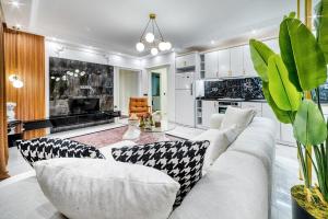 salon z kanapą i kuchnią w obiekcie iBO-APART Luxus Apartment w mieście Şile