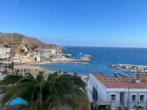 una vista de una playa y el océano en Apartamentos Buenavista, en Puerto Rico de Gran Canaria