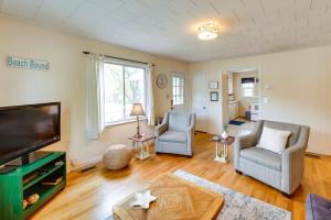 Телевизор и/или развлекательный центр в Ludington Vacation Rental - Walk to Lake Michigan!