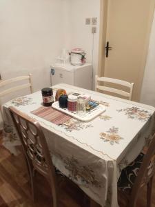 una mesa con un mantel encima en Family Hotel Provide breakfast, en Subotica