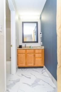 y baño con lavabo y espejo. en Philadelphia Suites at Airport - An Extended Stay Hotel en Filadelfia