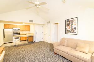 ein Wohnzimmer mit einem Sofa und einer Küche in der Unterkunft Philadelphia Suites at Airport - An Extended Stay Hotel in Philadelphia