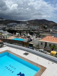 una gran piscina en la parte superior de un edificio en Apartamentos Buenavista, en Puerto Rico de Gran Canaria