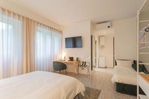 una camera d'albergo con letto e scrivania di Marcello's Como Lake a Como