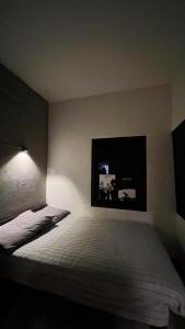 um quarto com uma cama e uma televisão na parede em Apartment Near Indiranagar Metro Station. em Bangalore