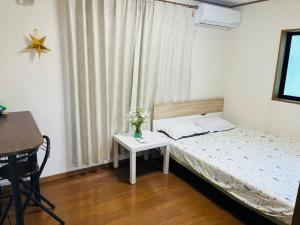 美山小屋-临近东京夏日乐园，高尾山，相模湖游乐园房間的床